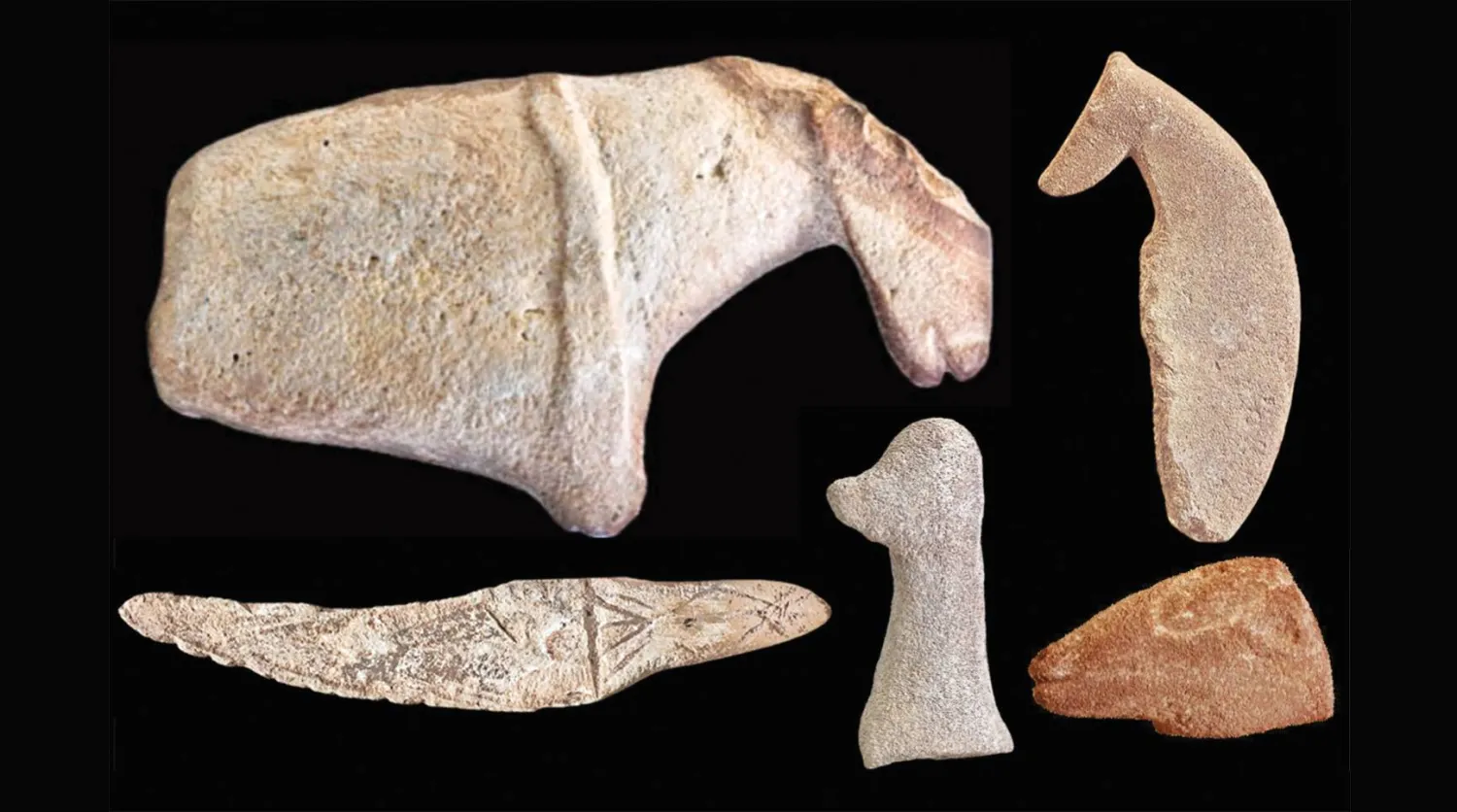 مجسمات حيوانية وخنجر حجري من موقع المقر في إقليم نجد