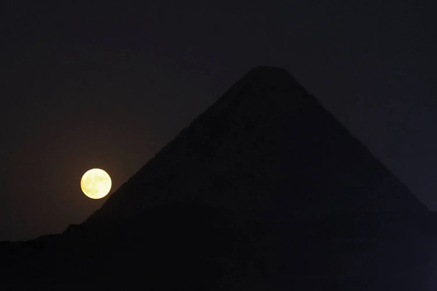 في مصر يظهر خلف أهرامات الجيزة (رويترز)