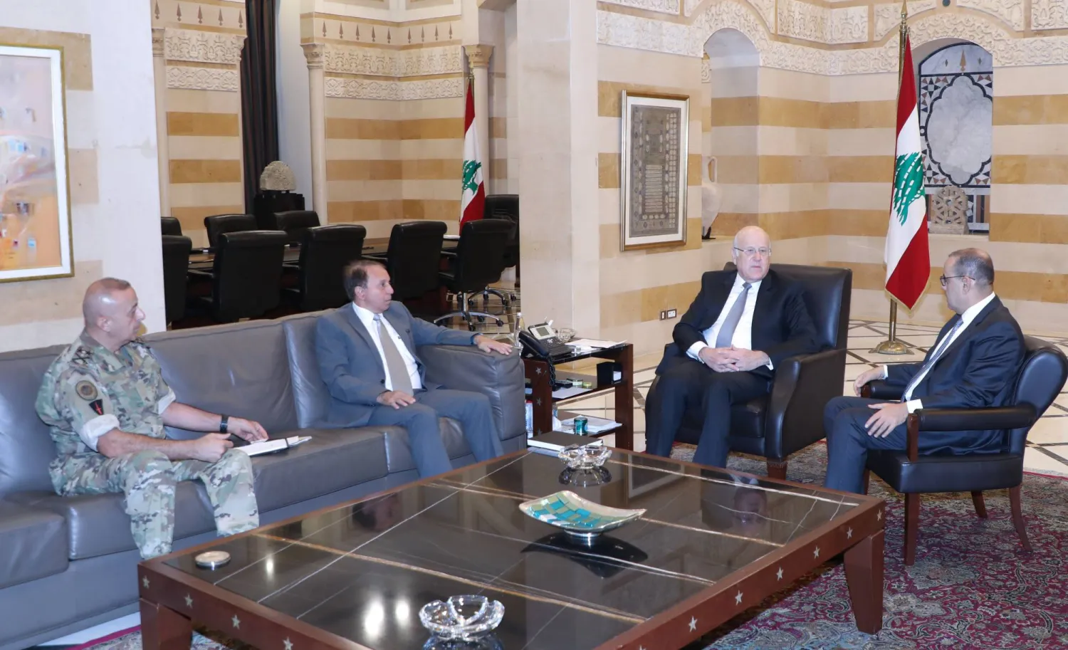 الرئيس نجيب ميقاتي مجتمعاً مع وزير المهجرين عصام شرف الدين والمدير العام للأمن العام بالإنابة اللواء آلياس البيسري والأمين العام للمجلس الأعلى للدفاع اللواء محمد مصطفى (دالاتي ونهرا)