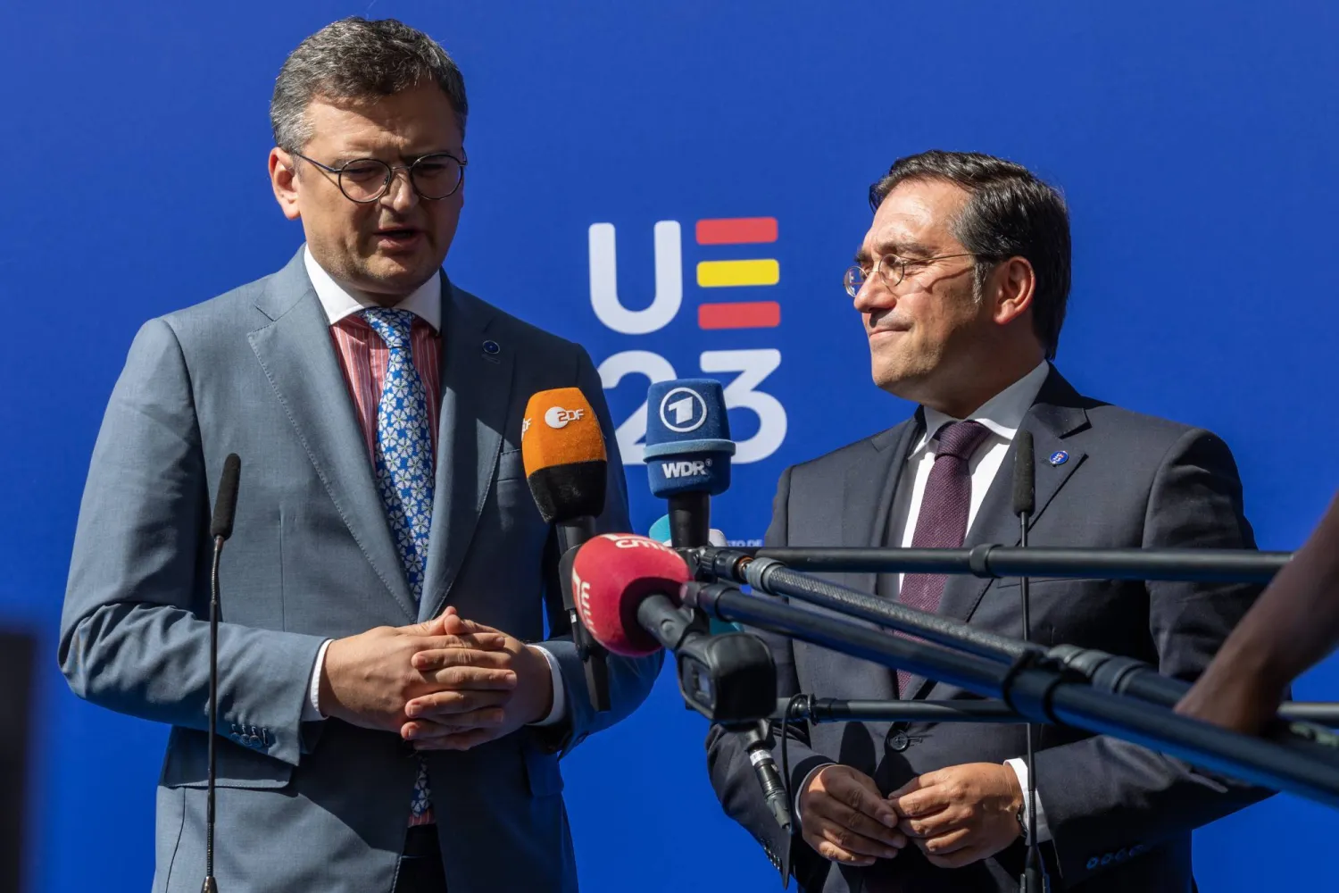 وزير الخارجية الأوكراني دميترو كوليبا مع نظيره الإسباني خوسيه مانويل ألباريز (إ.ب.أ)