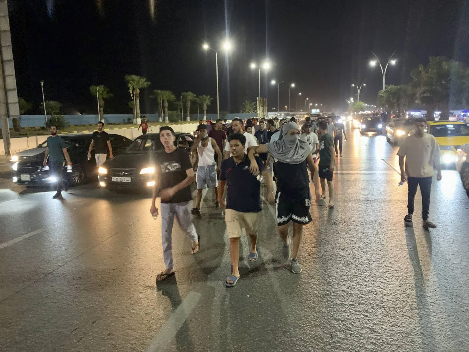 ليبيون يواصلون احتجاجاتهم وتحشيداتهم للتظاهر في طرابلس لإسقاط حكومة الدبيبة (أ.ب)