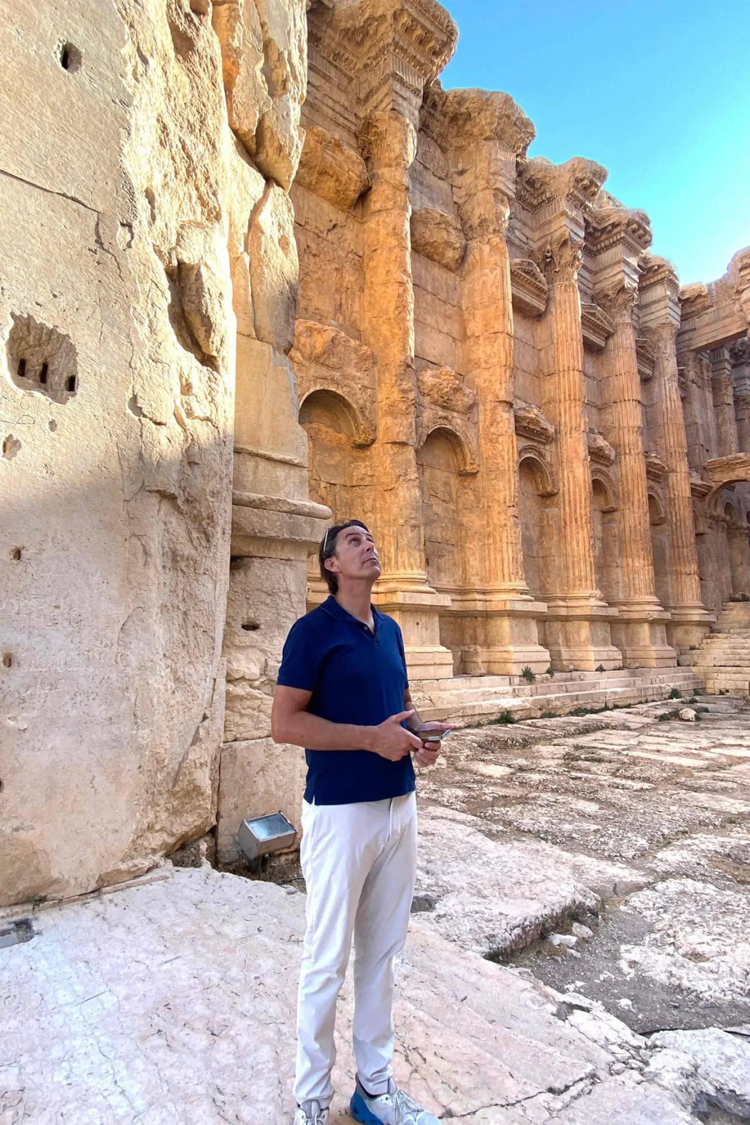 صورة وزعتها السفارة الأميركية لهوكستاين خلال زيارته لقلعة بعلبك