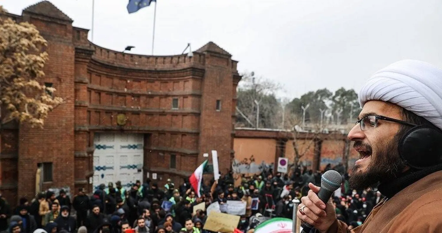 مجموعة من أعضاء «الباسيج» يجتمعون أمام مقر السفارة الفرنسية في طهران يناير الماضي (فارس)