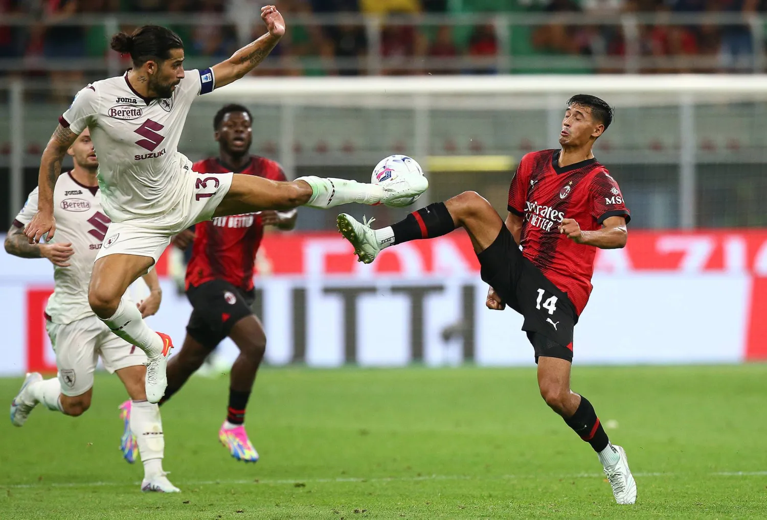 الهولندي تيجاني رايندرز (يمين) شارك أمام تورينو وواصل تألقه (د.ب.أ)