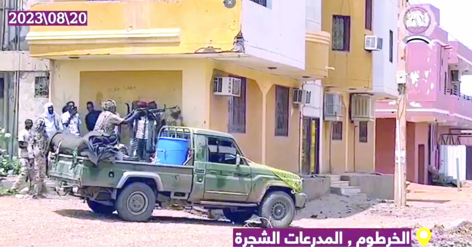 لقطة من فيديو وزّعته «الدعم السريع» لعناصرها قرب معسكر المدرعات التابع للجيش جنوب الخرطوم (الشرق الأوسط)