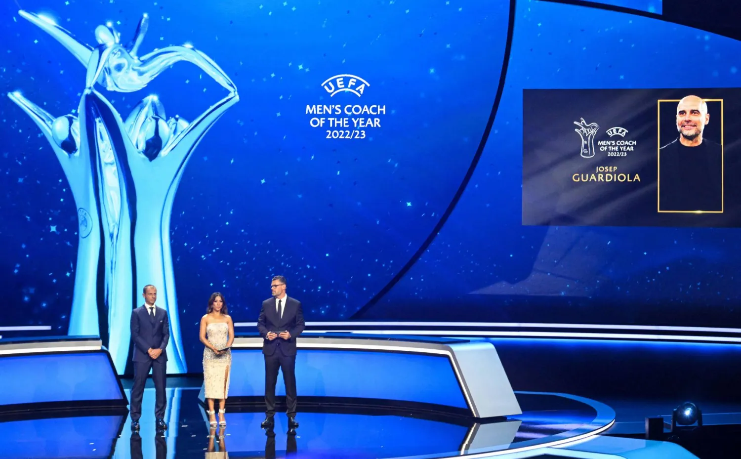 خلال إعلان المدرب الإسباني غوارديولا بصفته أفضل مدرب في أوروبا (أ.ف.ب)