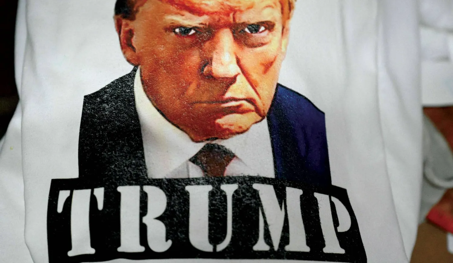 صورة المشتبه فيه التي التقطت لترمب في سجن فولتون مطبوعة على قميص للبيع بكاليفورنيا الأربعاء (أ.ف.ب)