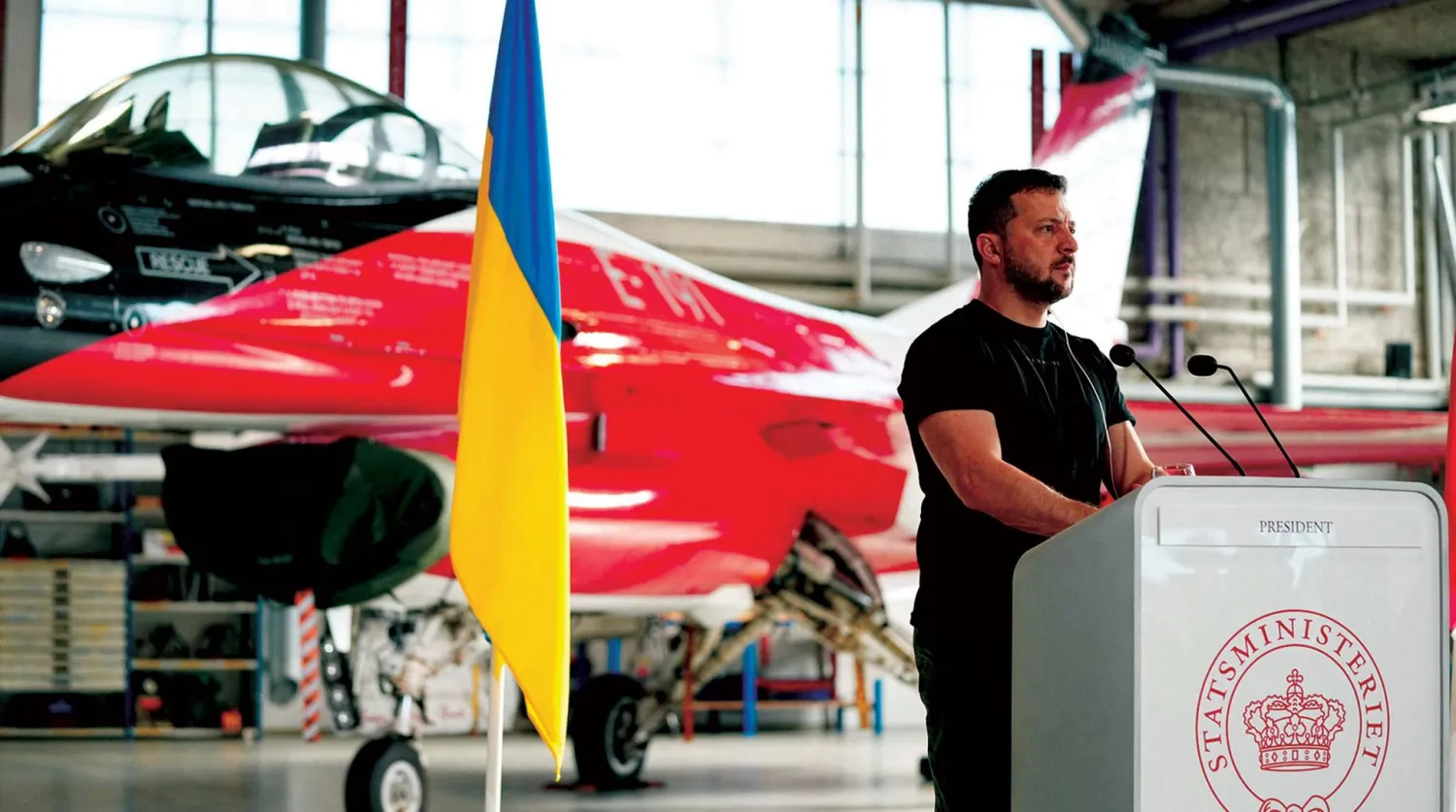 الرئيس زيلينسكي أمام مقاتلات «إف 16»... (أ.ف.ب)