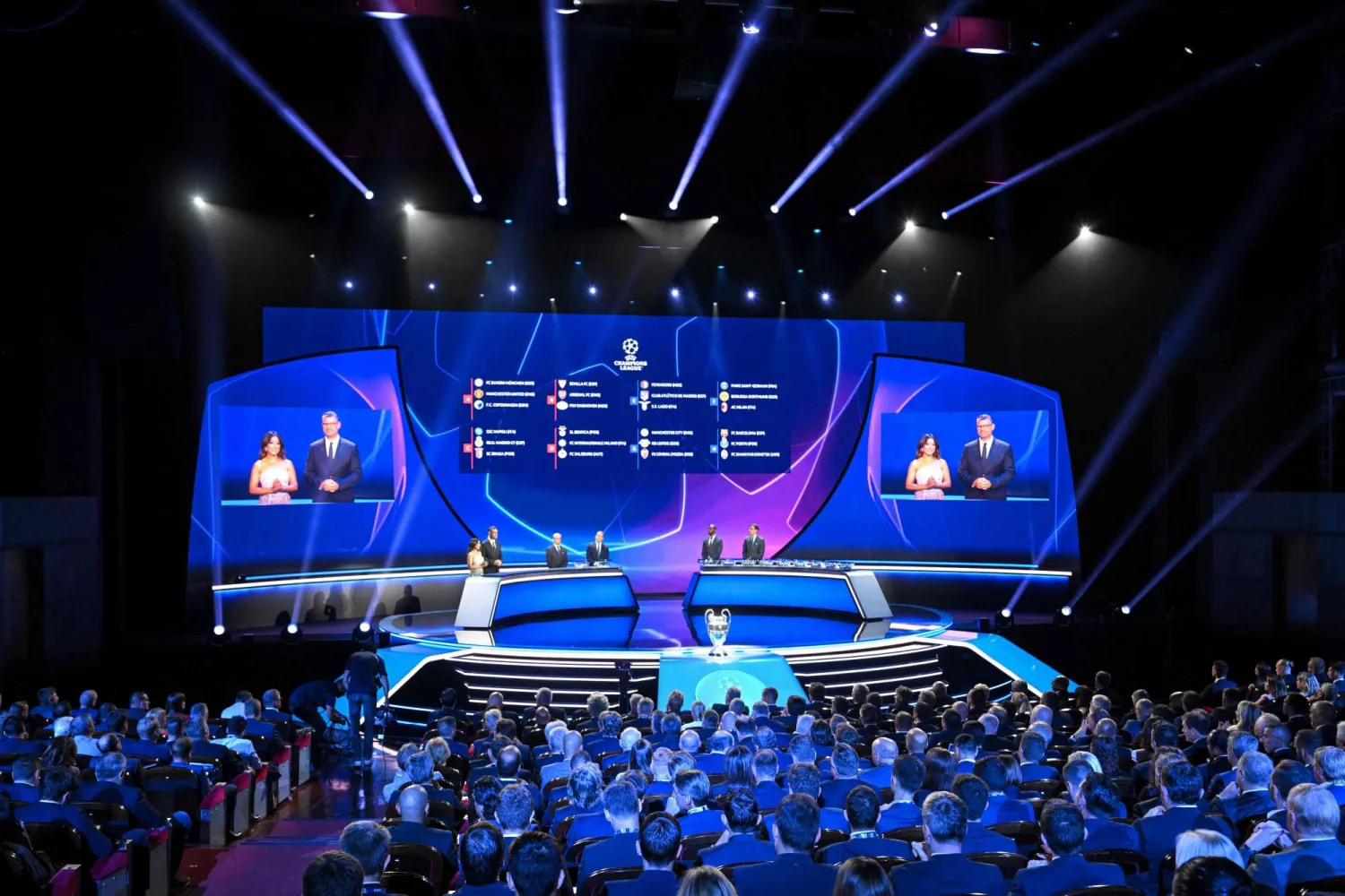 جانب من حفل سحب قرعة دور المجموعات لدوري ابطال اوروبا (أ.ف.ب)