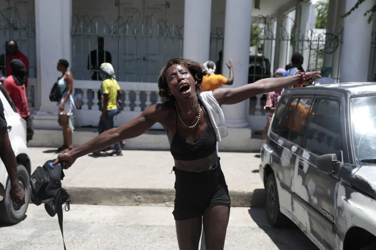25 Ağustos'ta ülkedeki güvensizlik ortamı başkent Port-au-Prince'te protesto edilirken bu kadın da yakınlarının nasıl öldürüldüğünü haykırarak anlatmıştı (AP)