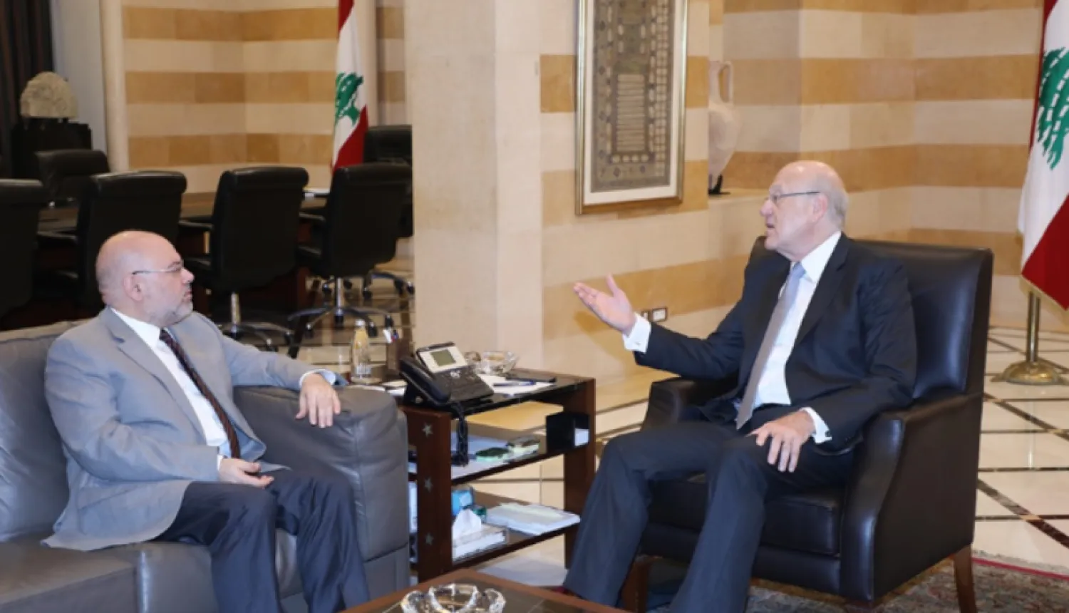 Lübnan Başbakanı Necib Mikati, Sağlık Bakanı Firas Abyad ile bir araya geldi. (Lübnan Ulusal Haber Ajansı)
