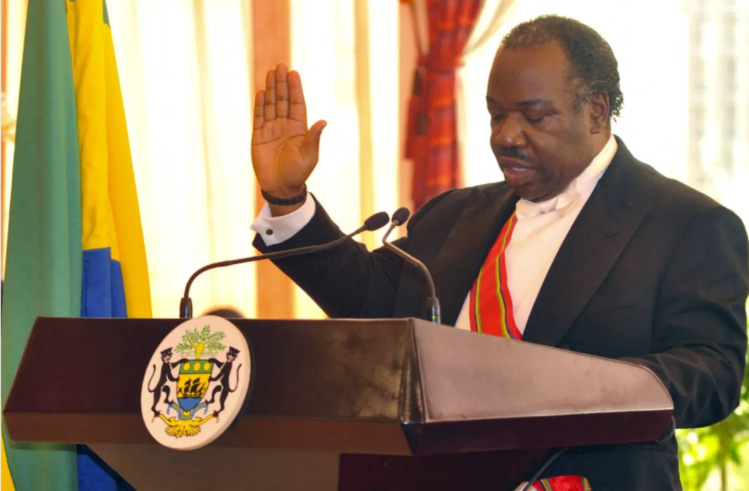 Gabon lideri Ali Bongo, 2009'da cumhurbaşkanı seçildikten sonra yemin ediyor (AFP)