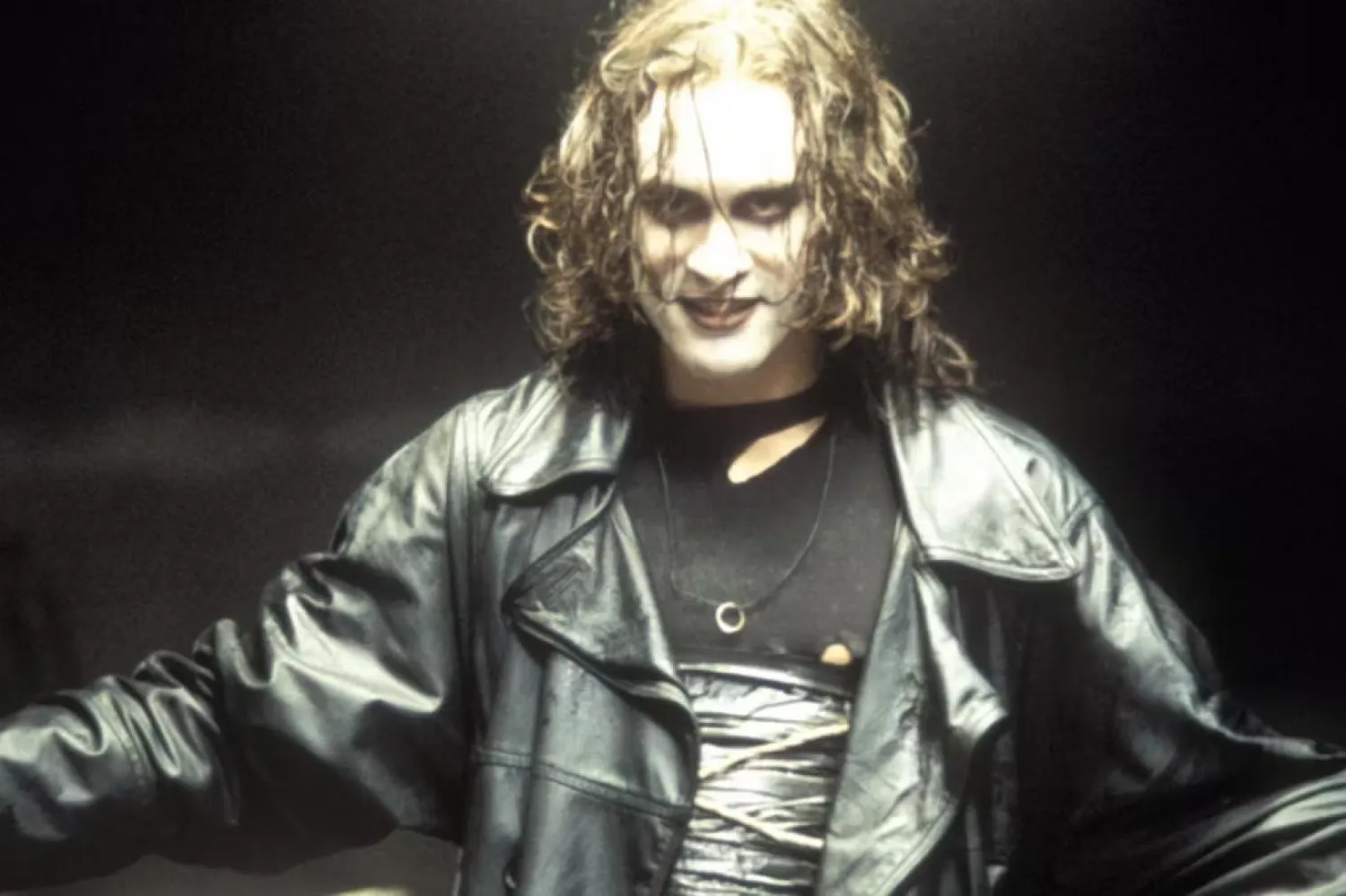 Bruce Lee'nin oğlu Brandon Lee, henüz 28 yaşındayken çekimler sırasında meydana gelen kazada hayatını kaybetmişti (Miramax)