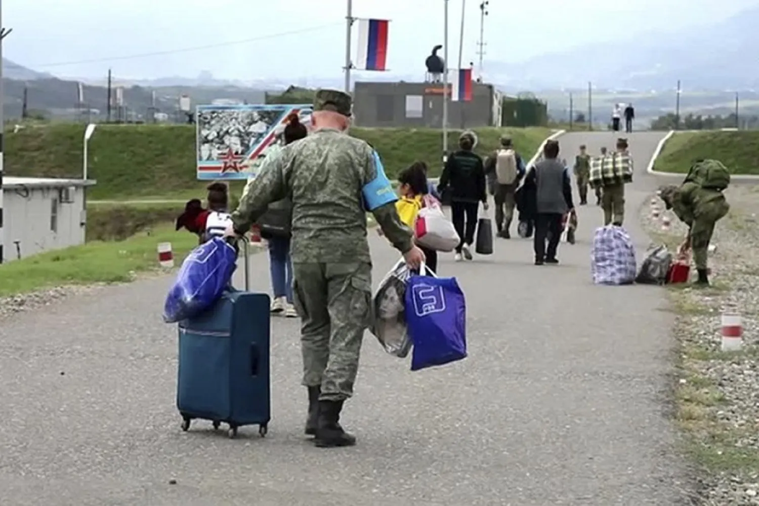 Rus barış güçleri Dağlık Karabağ'da bulunan Hankendi yakınlarındaki Ermeni sakinlere yardım ediyor (AP)