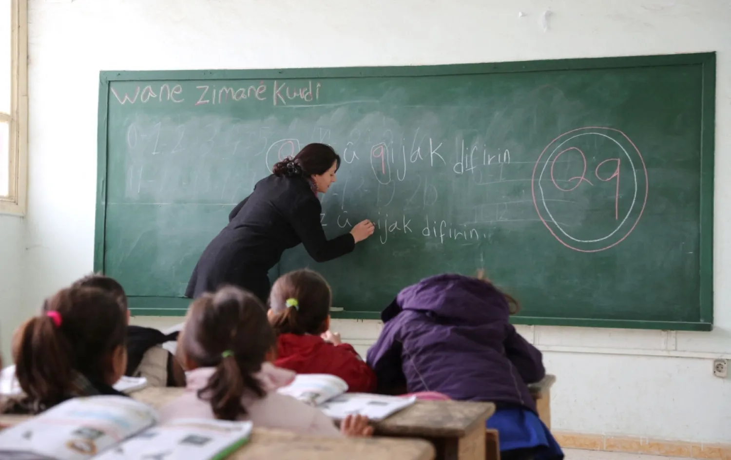Suriye'nin kuzeydoğusundaki Kamışlı’da bulunan Musa Bin Nasır İlköğretim Okulu'nda Kürtçe dersi yapılan bir sınıf, 31 Ocak 2016 (AFP)