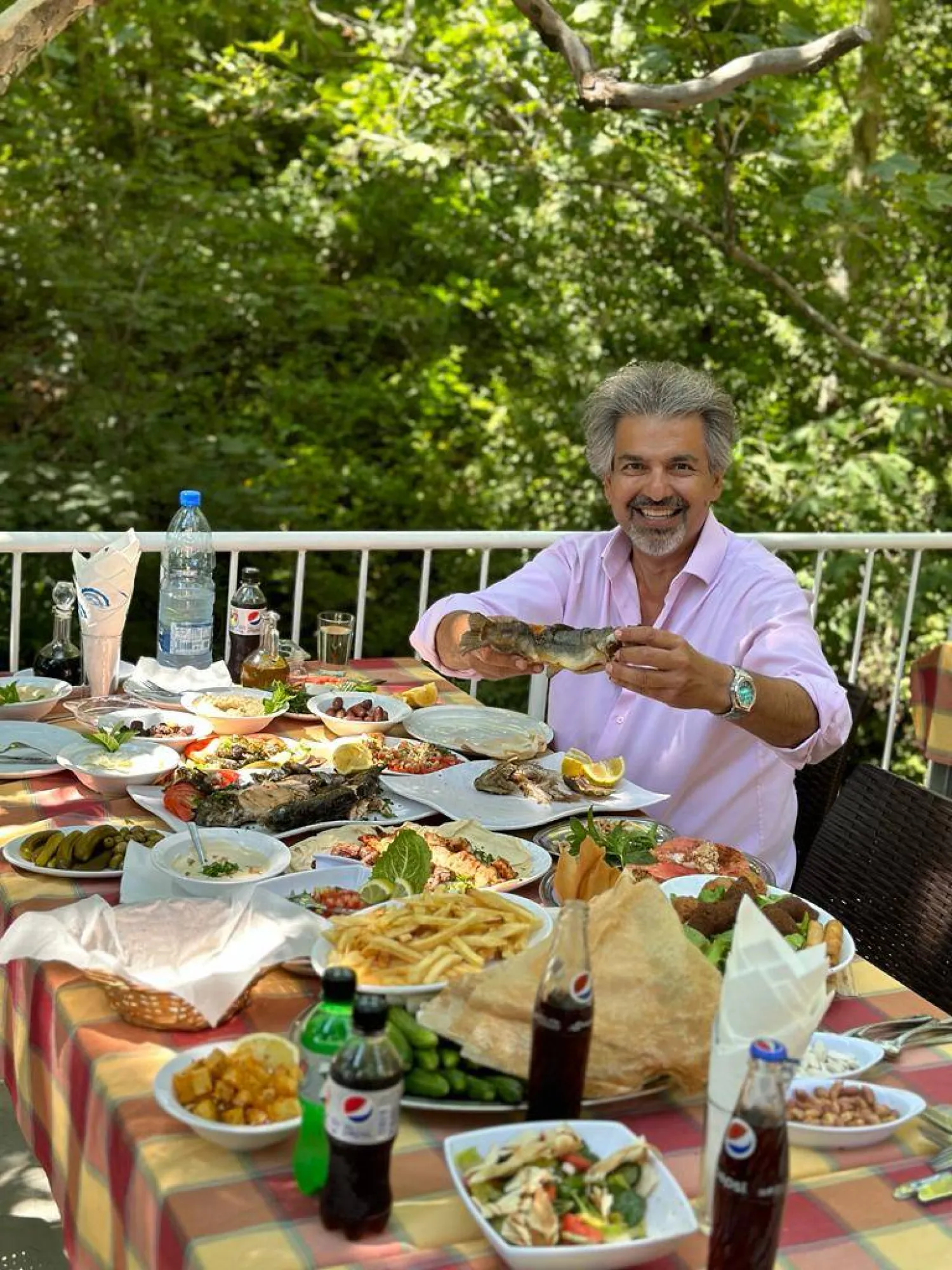 يتميز لؤي الكيلاني بأسلوب مشوق عند تذوقه مأكولات لذيذة (الشرق الأوسط)