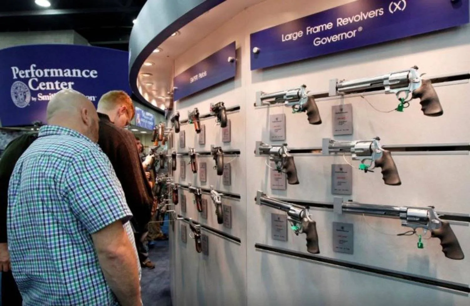 أميركيون بأحد المعارض السنوية لـ«الجمعية الوطنية للبنادق (NRA)» في كنتاكي (أرشيفية - رويترز) 