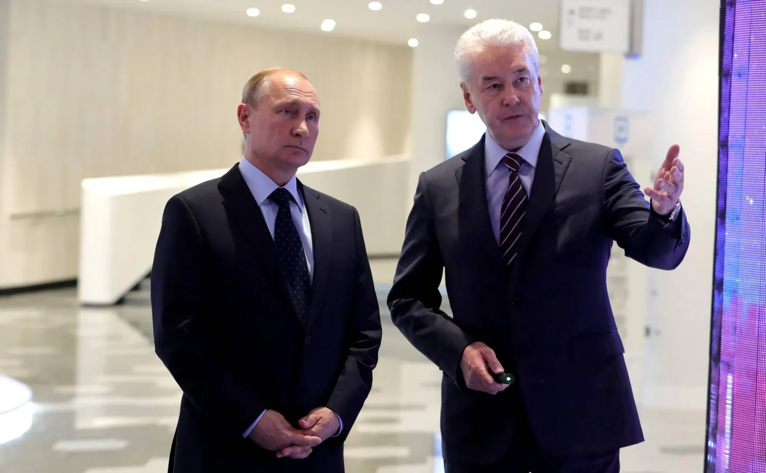 عمدة موسكو سيرغي سوبيانين يتحدث إلى الرئيس الروسي فلاديمير بوتين (د.ب.أ)