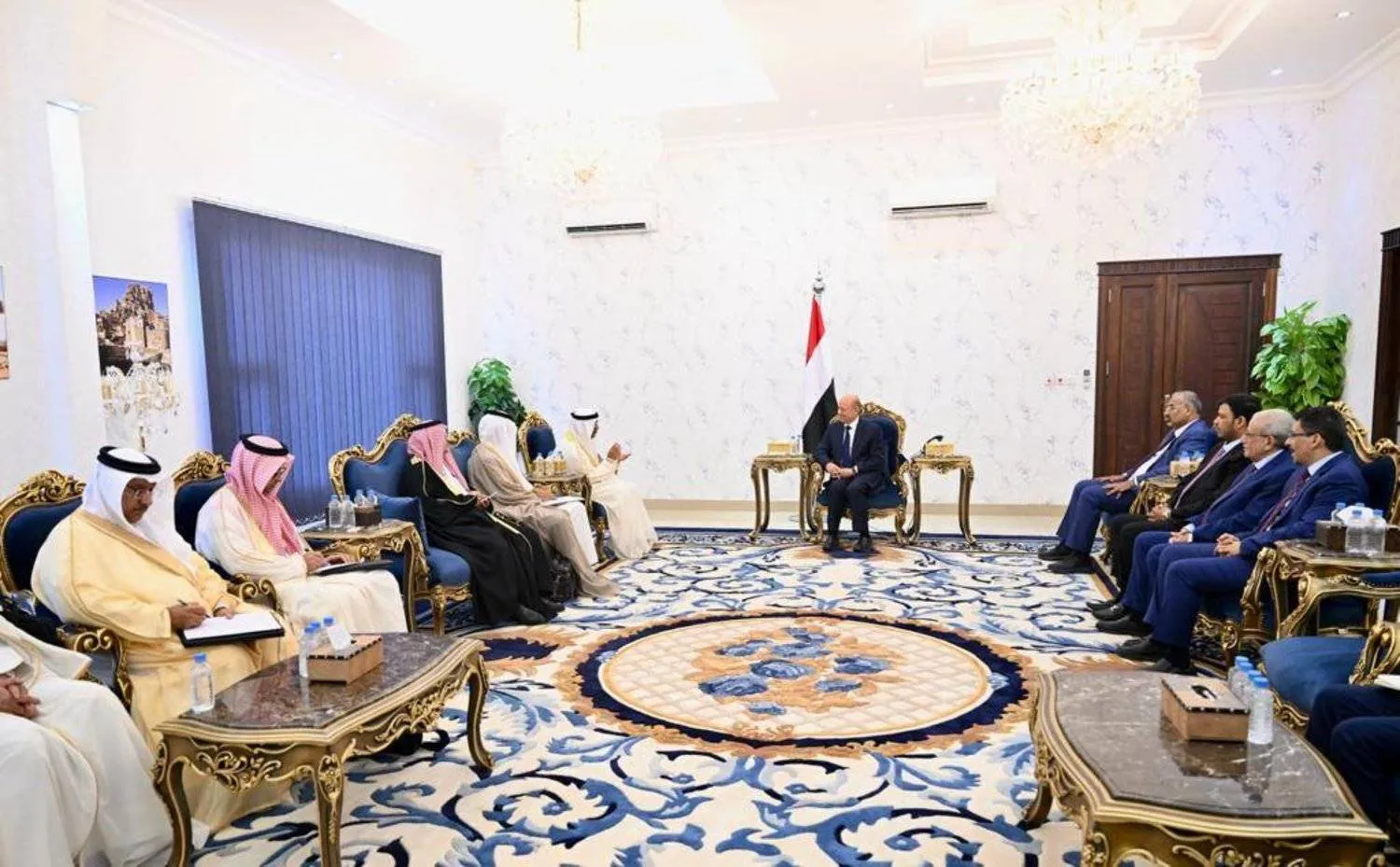 The head of the Presidential Leadership Council received the Secretary-General of the Gulf Cooperation Council and his accompanying delegation in Aden on Thursday (SABA)