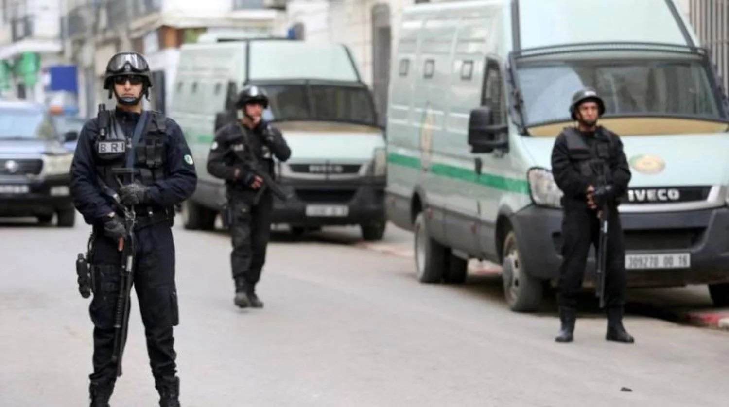 قوات أمن جزائرية في العاصمة الجزائر (أرشيفية - رويترز)