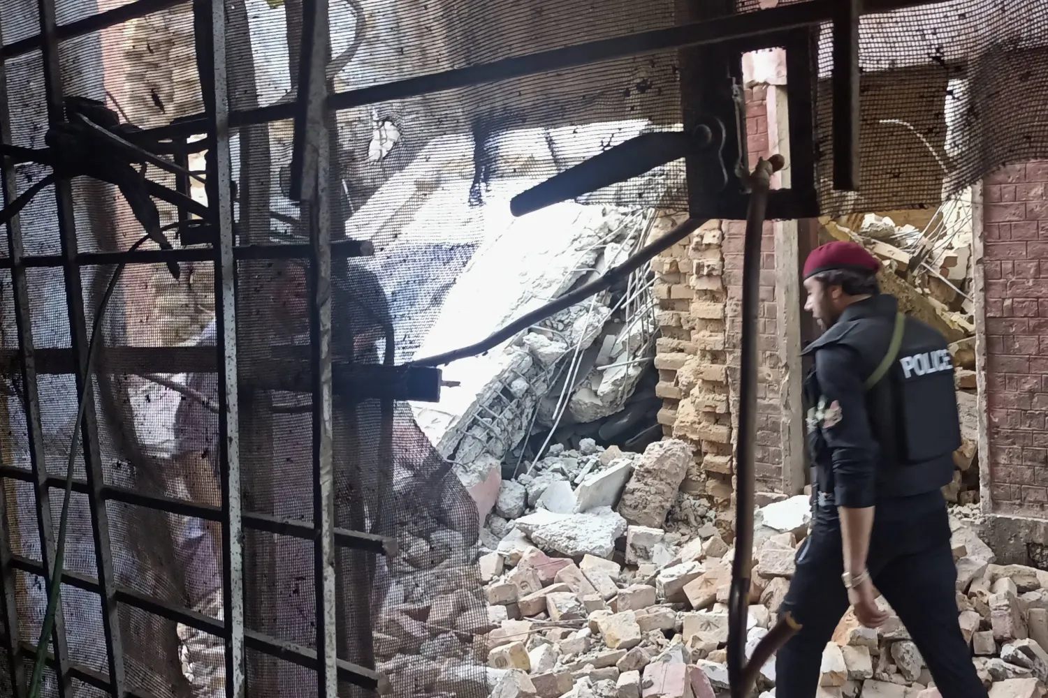شرطي باكستاني وسط دمار مبنى تعرض للتفجير