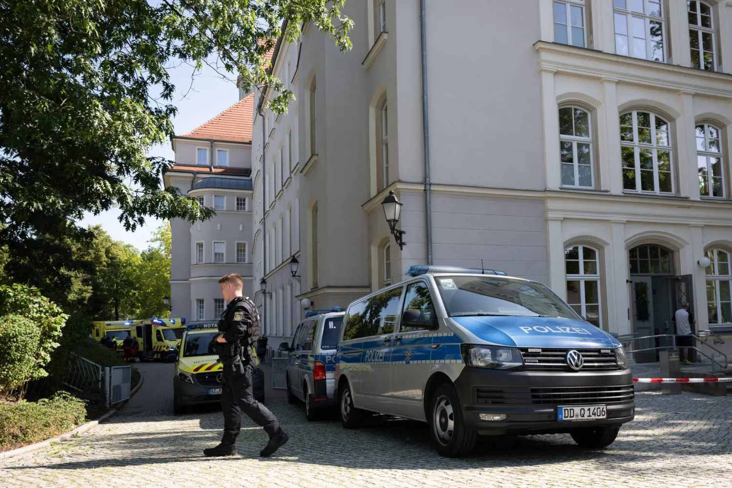 آليات للشرطة تظهر في ساحة مدرسة بألمانيا (د.ب.أ)