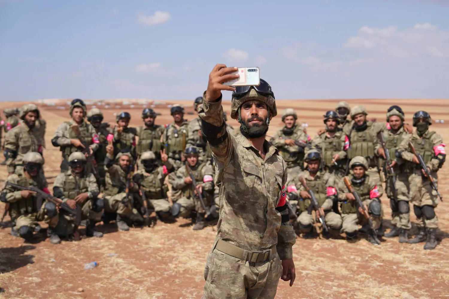 مجموعة من عناصر «الجيش الوطني السوري» الموالي لأنقرة في مدينة مارع بريف حلب يوم 29 أغسطس الماضي (د.ب.أ)