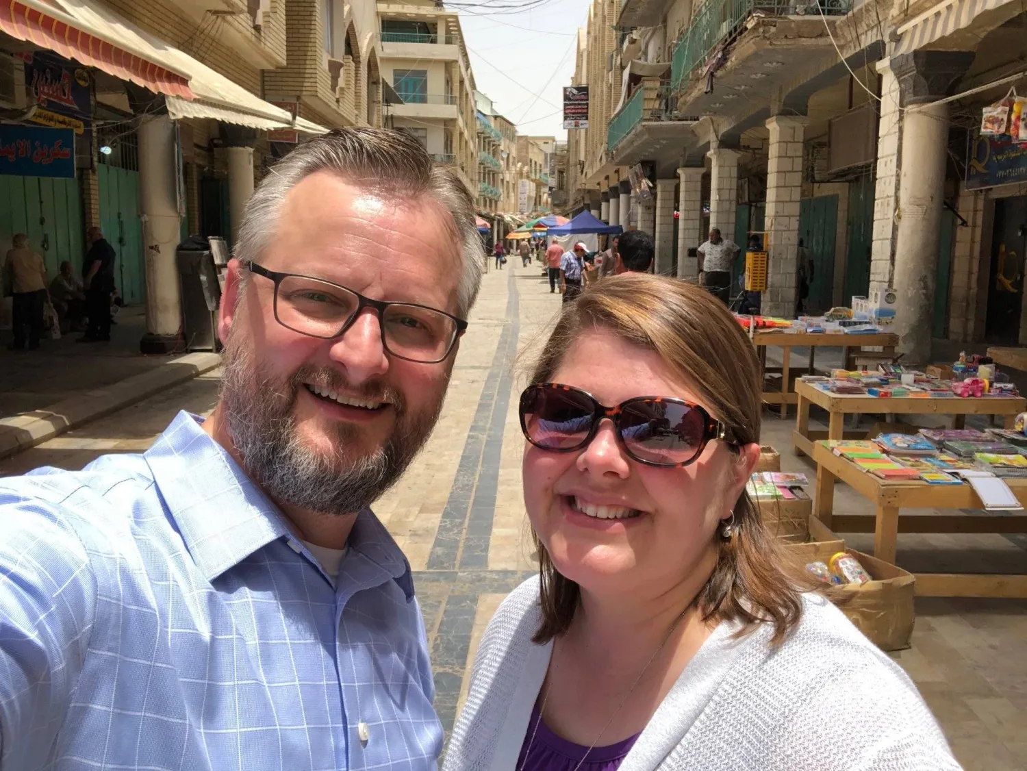 صورة نشرها على «تويتر» المواطن الأميركي ستيفن ترويل مع زوجته أثناء زيارة بغداد