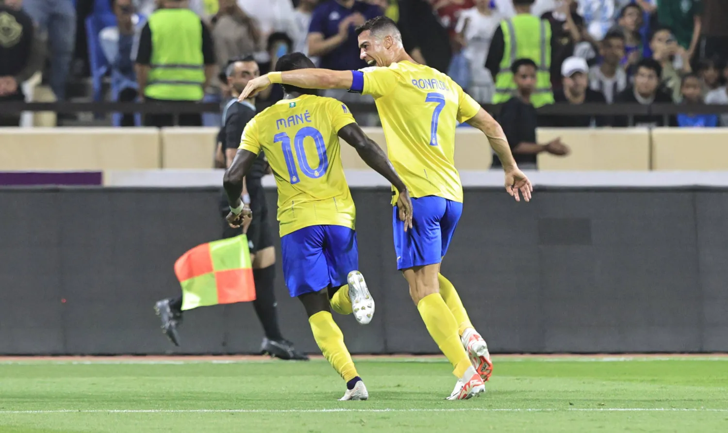 ماني يحتفل مع رونالدو بعد أحد أهدافه في «الدوري السعودي» (تصوير: عيسى الدبيسي)