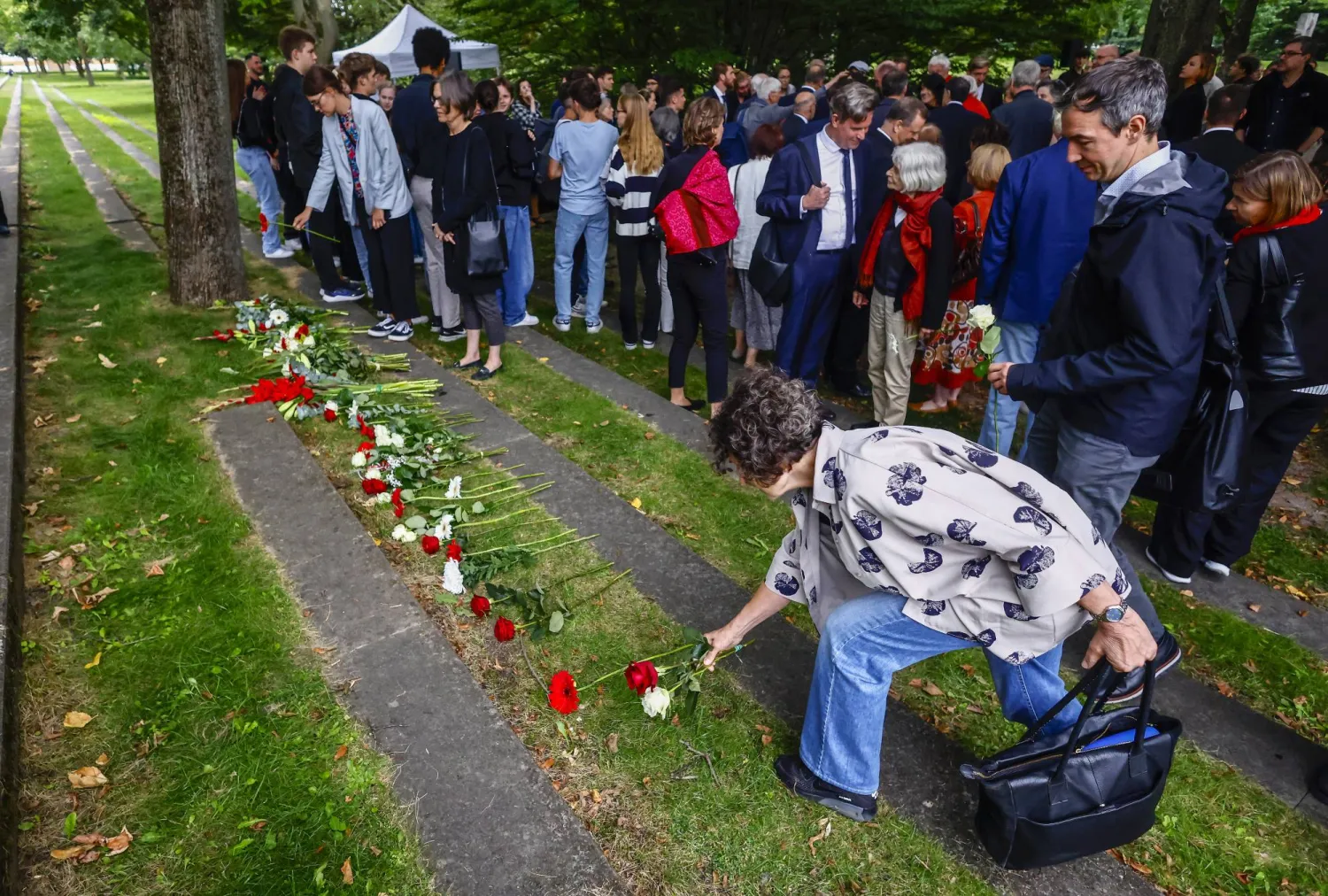 أشخاص يضعون الزهور في برلين بألمانيا الجمعة 1 سبتمبر 2023 خلال الذكرى الـ84 لغزو ألمانيا النازية لبولندا في الحرب العالمية الثانية (إ.ب.أ)