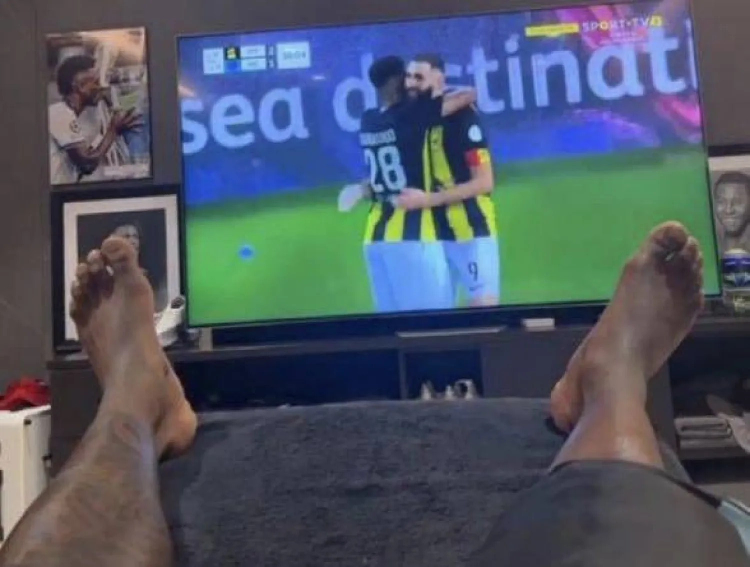 الصورة التي بثها فينيسيوس أثناء متابعته لكلاسيكو الاتحاد والهلال (الشرق الأوسط)