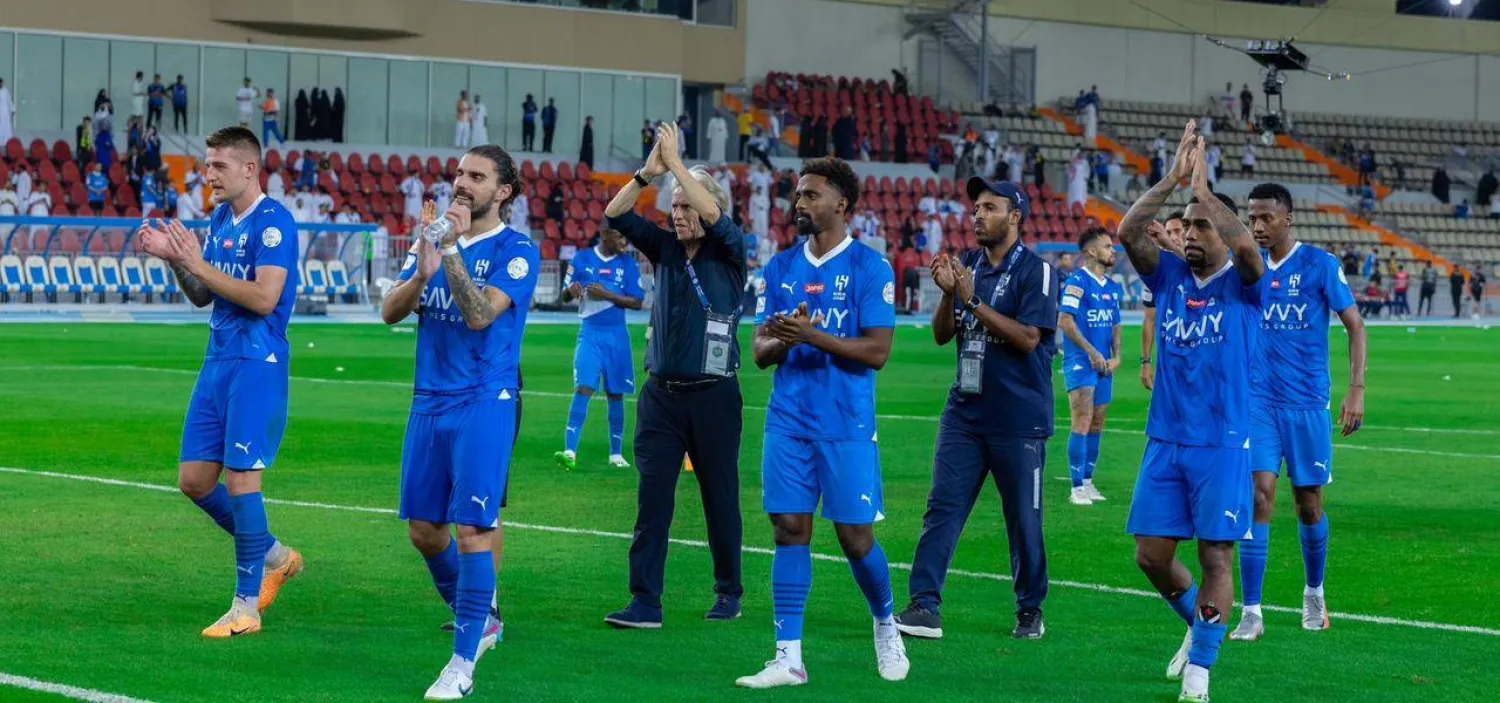 خيسوس يحتل مع لاعبيه أمام المدرج الهلالي (نادي الهلال)
