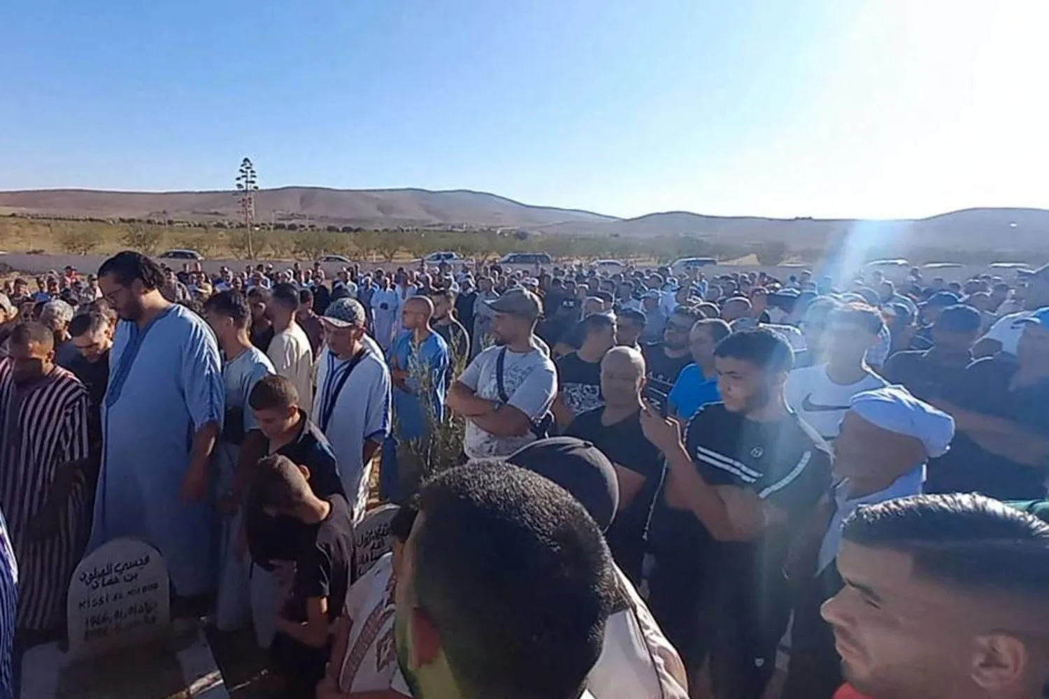 Bilal Kaysi'nin yakınları ve ailesi, Bani Darar kasabasında cenaze töreninde (AFP)