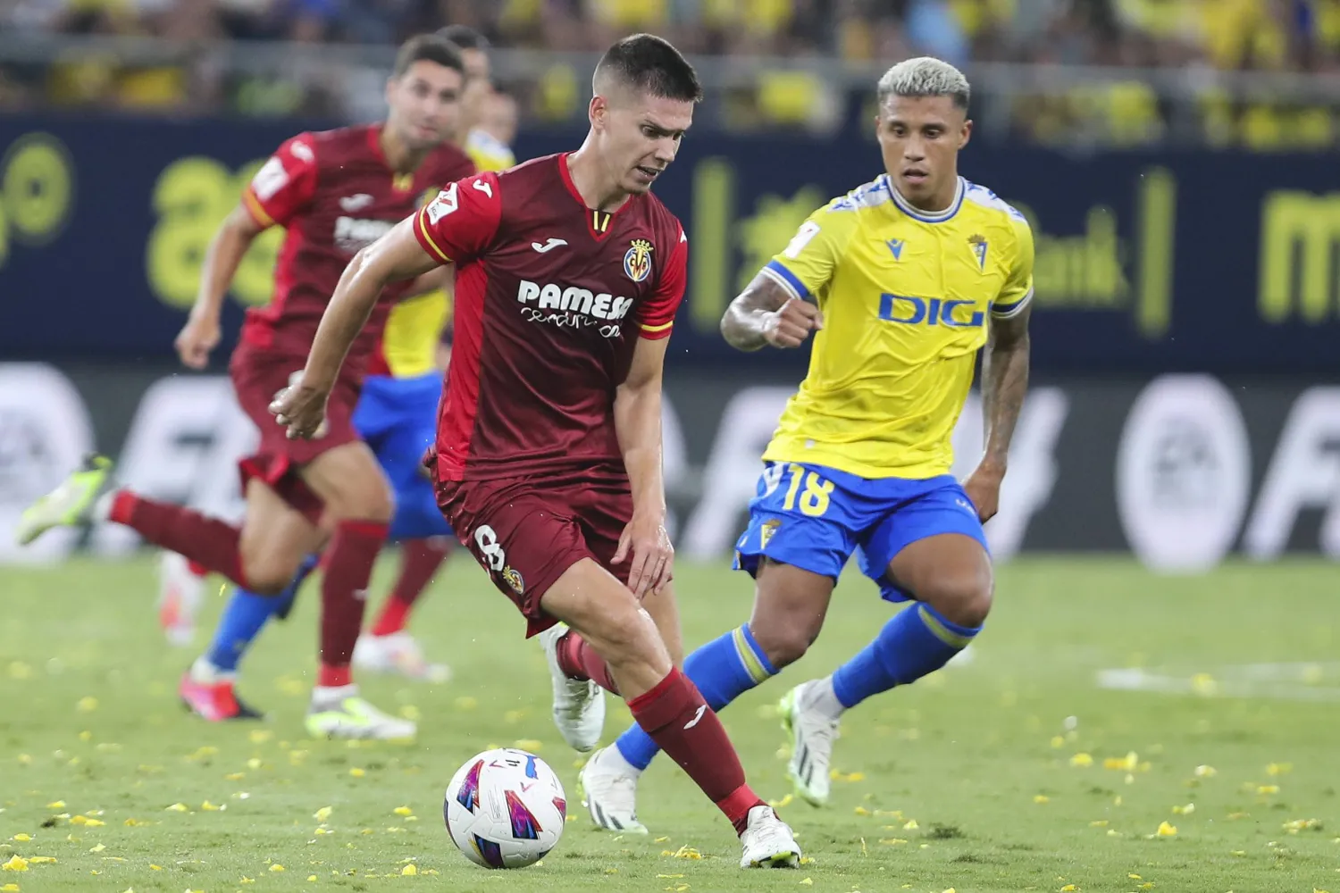 من مباراة فيا ريال وقادش في الدوري الإسباني (إ.ب.أ)