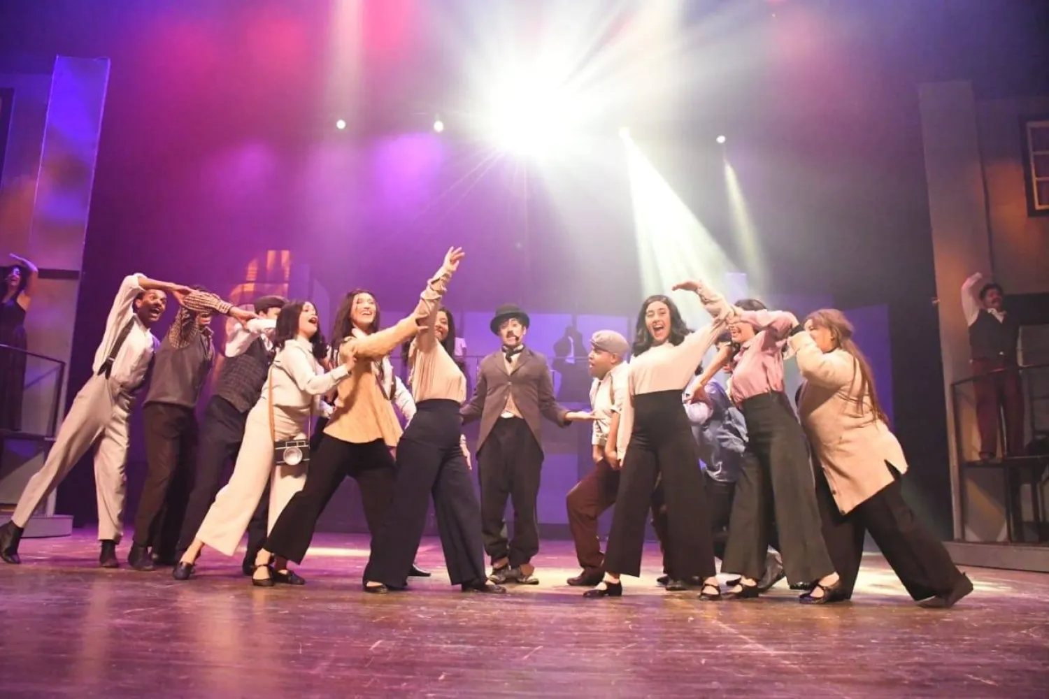 من العروض على خشبة المسرح (الملحق الإعلامي)