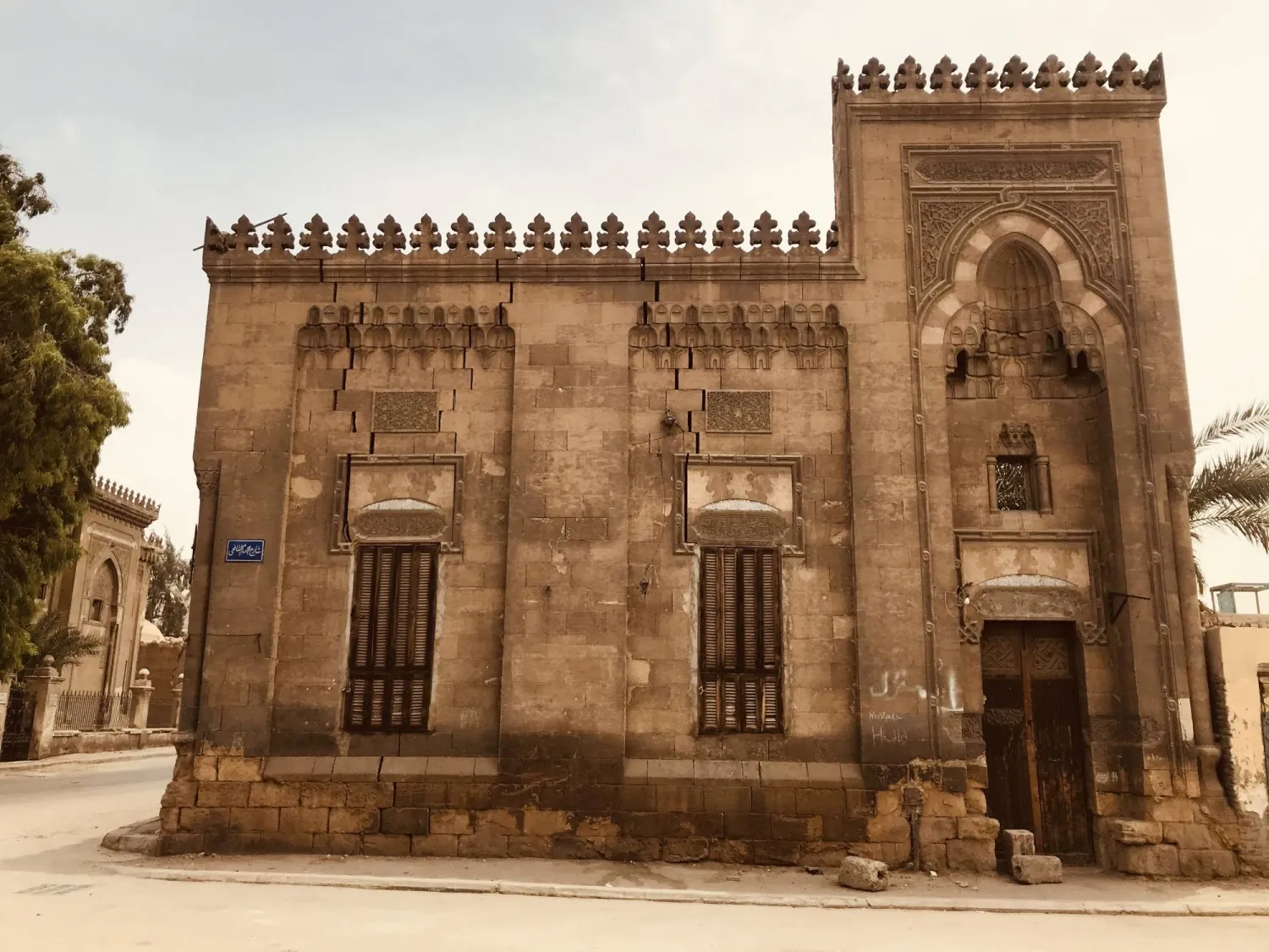 مدفن غير مسجل في قائمة الآثار بجبانة الإمام الشافعي (الشرق الأوسط)