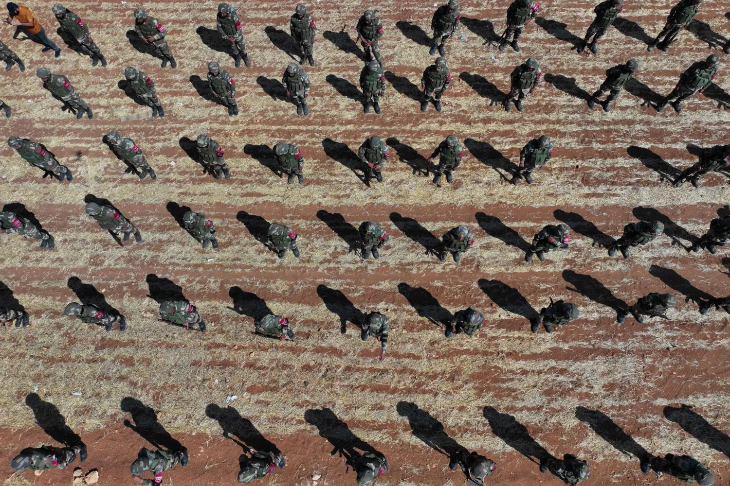 مقاتلون في فصيل سوري موال لأنقرة خلال تدريبات في بلدة مارع بريف حلب الثلاثاء الماضي (أ.ف.ب)