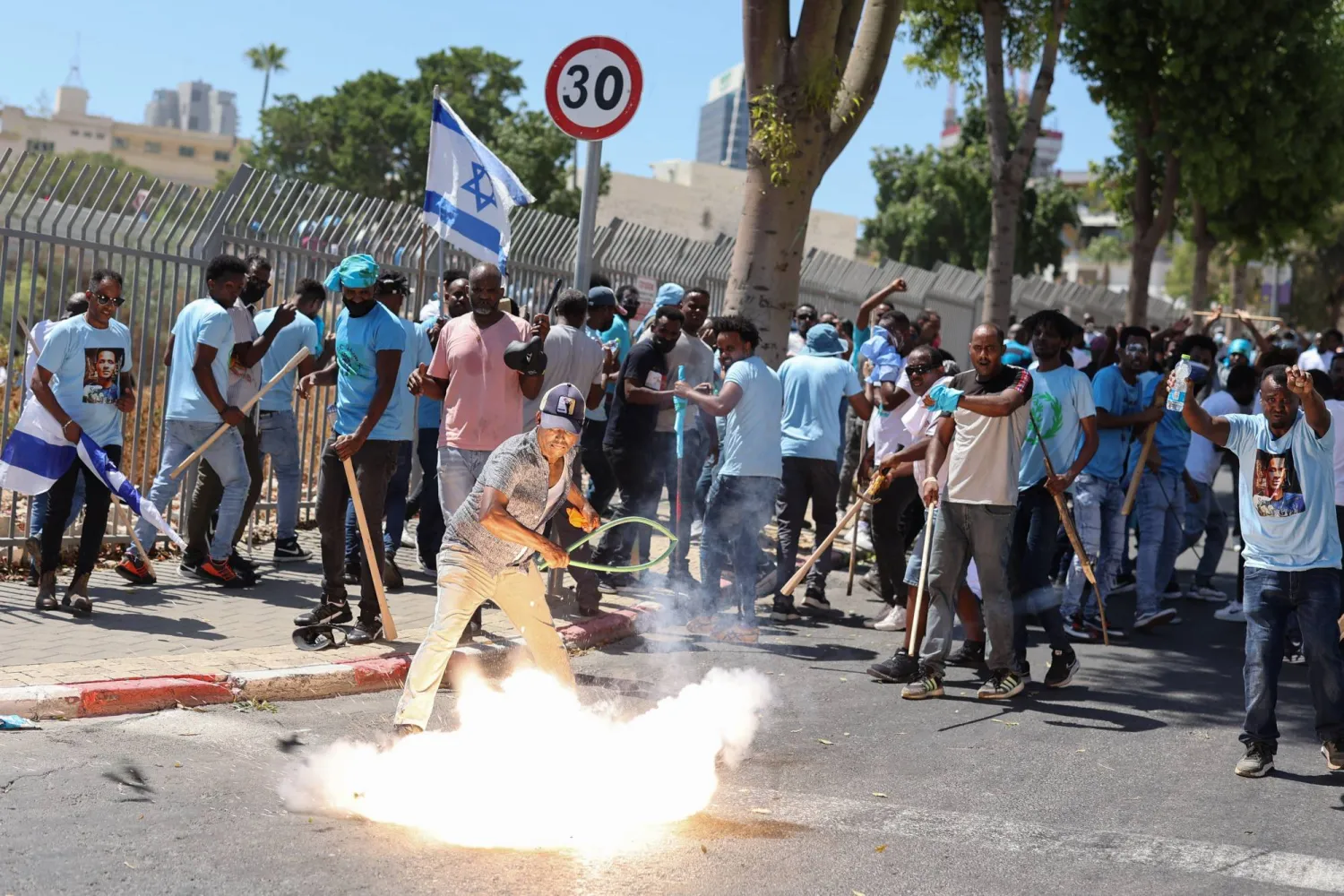 جانب من احتجاجات طالبي اللجوء الإريتريين في تل أبيب يوم السبت (د.ب.أ)