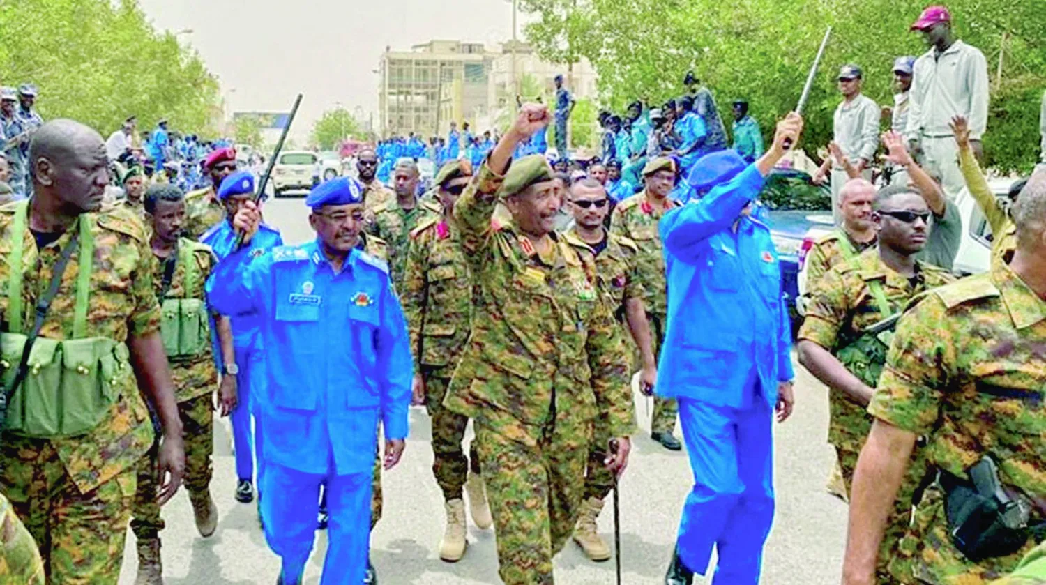 البرهان يتفقد أحد أحياء بورتسودان الخميس (أ.ف.ب)