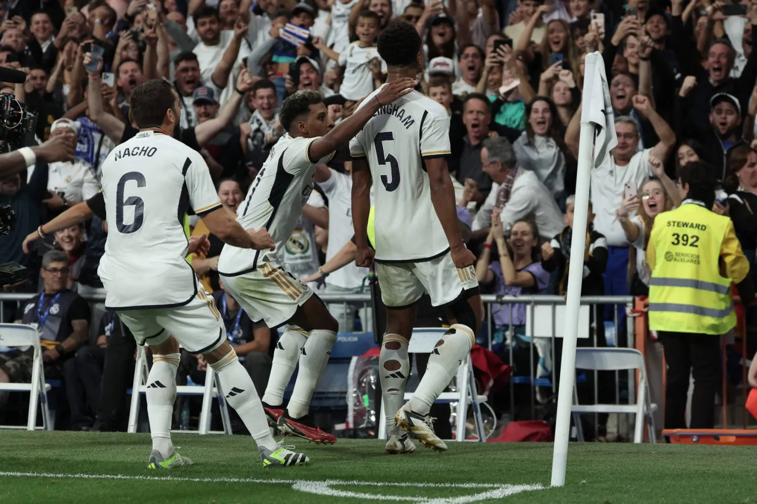 فرحة بيلينغهام بهدفه القاتل (أ.ف.ب)