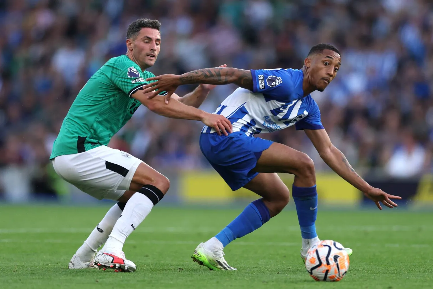 من مواجهة برايتون ونيوكاسل ضمن المرحلة الرابعة من الدوري الإنجليزي (رويترز)