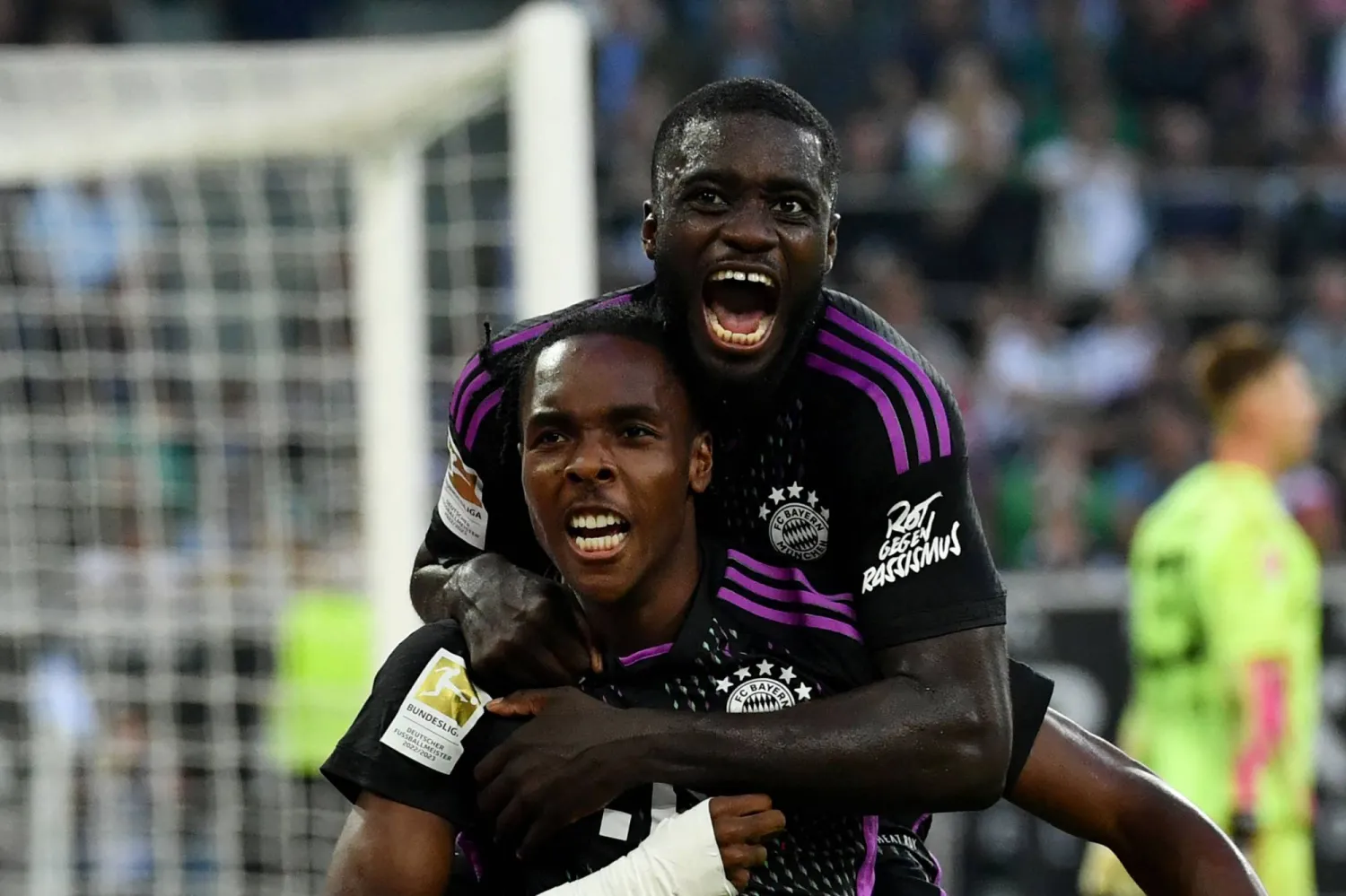 تيل يحتفل بهدفه برفقه زميله أوباميكانو (أ.ف.ب)