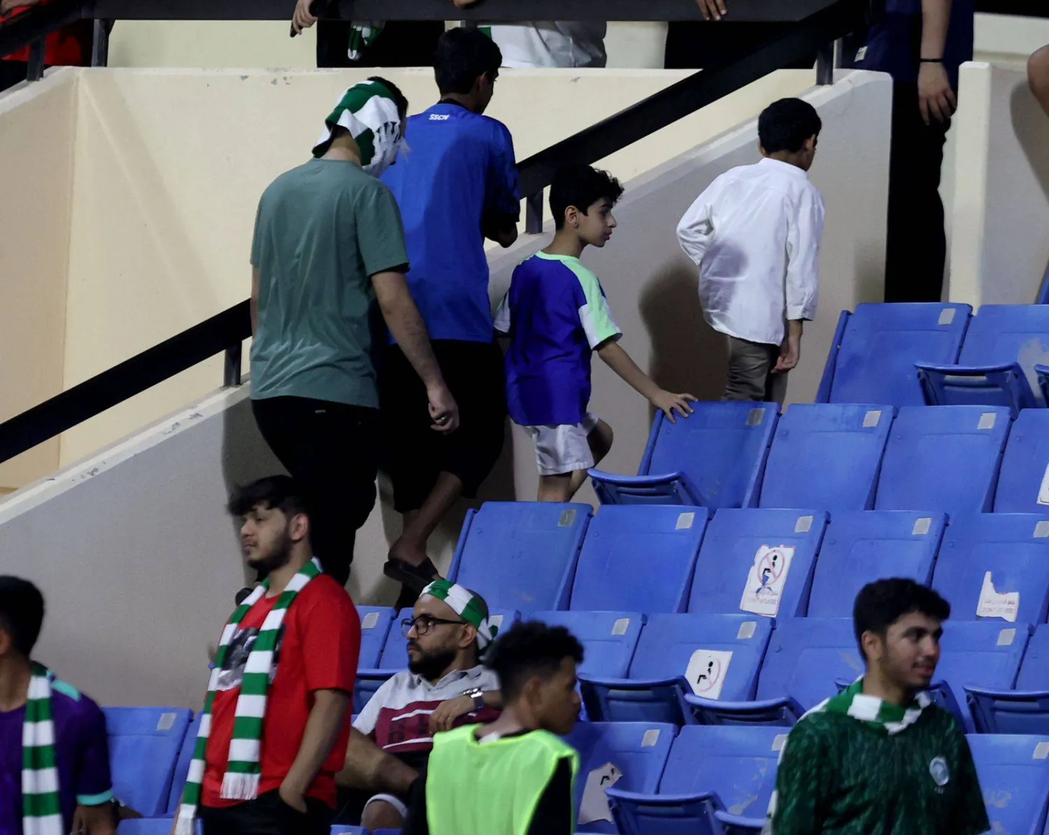 جماهير الأهلي تغادر مقاعدها حزينة بعد نهاية المباراة (تصوير: مشعل القدير)