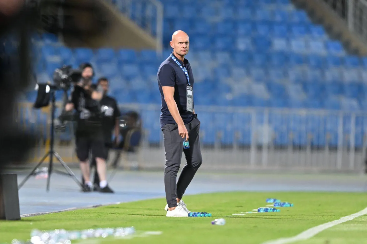 كايزر مدرب الشباب يتابع مجريات المباراة التي جمعتهم بالخليج (تصوير: عبدالرحمن السالم)
