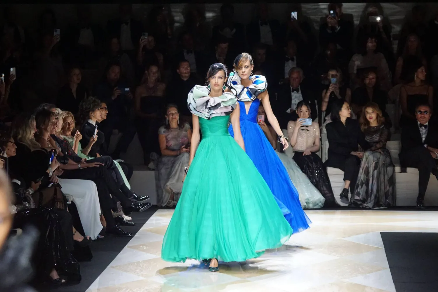 عرض «وان نايت أونلي» لمصمم الأزياء الإيطالي جورجيو أرماني في البندقية (إ.ب.أ)