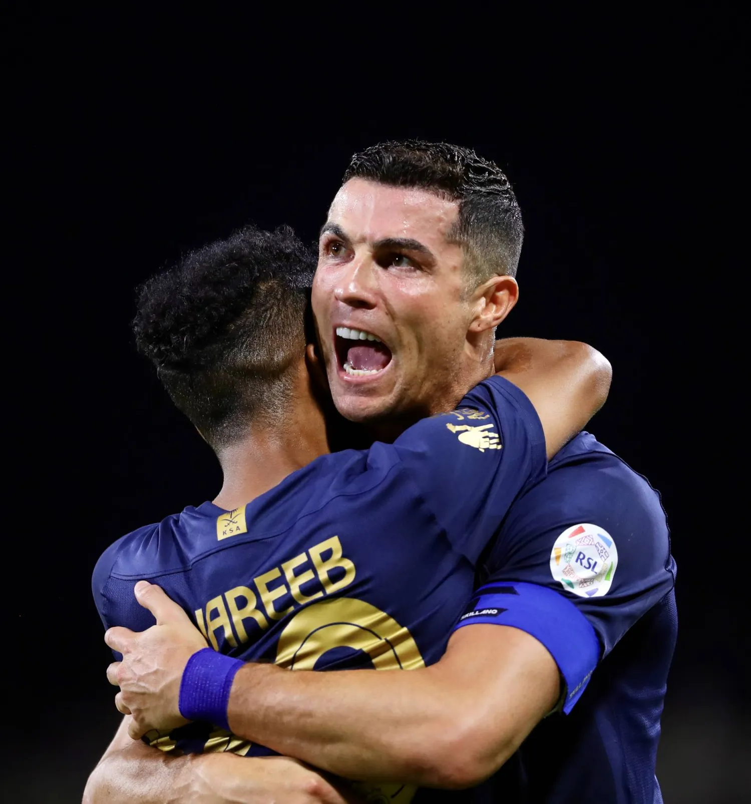 رونالدو يحتفل مع غريب بالفوز الكبير (عبد العزيز النومان)