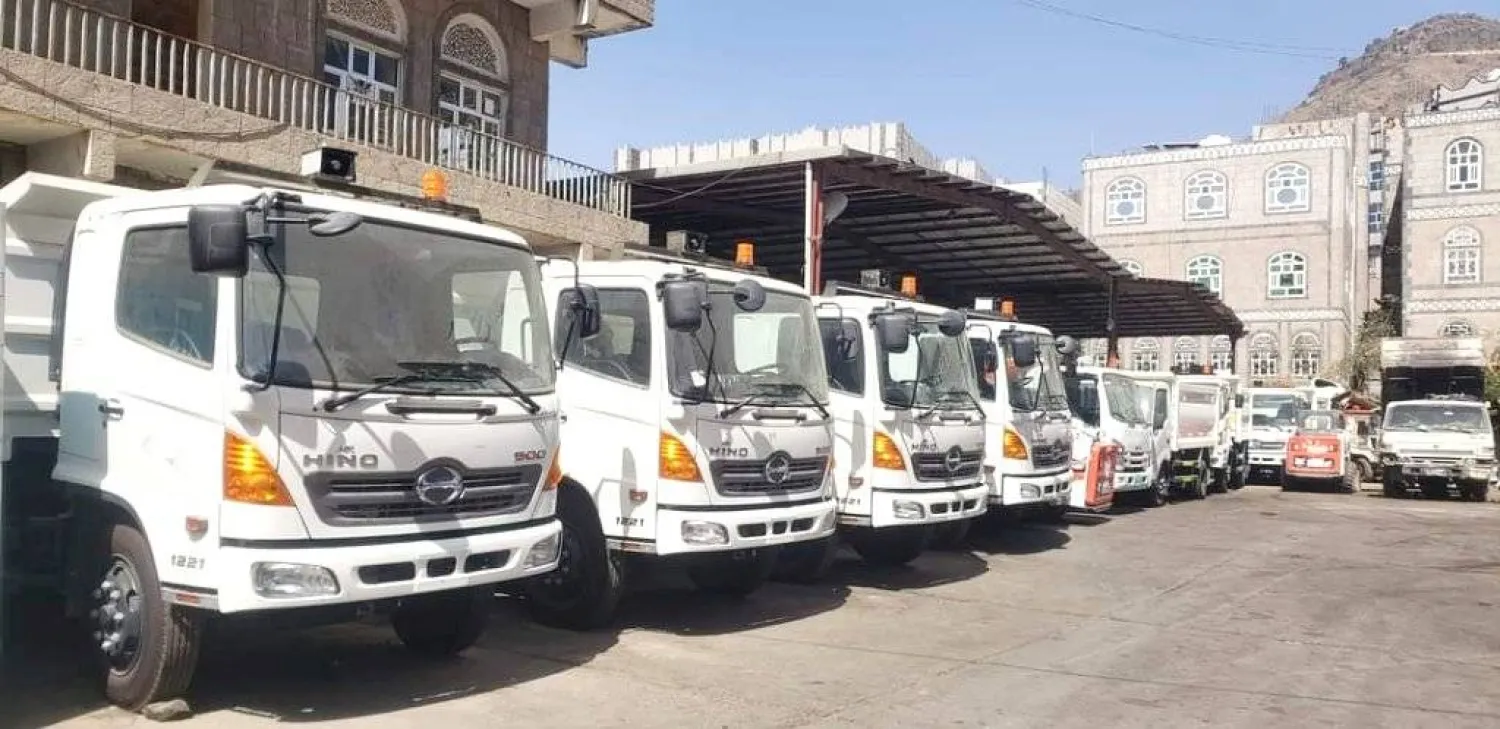 شاحنات نظافة في باحة مبنى صندوق النظافة والتحسين بمحافظة إب اليمنية (فيسبوك)