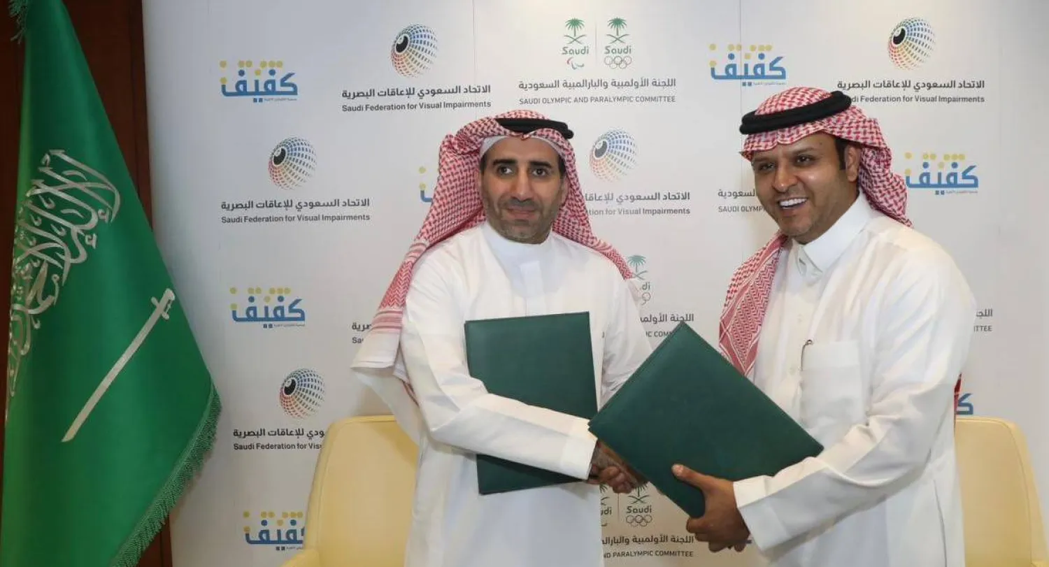 خالد الفهيد خلال توقيع الاتفاقية مع رئيس جمعية المكفوفين «كفيف»