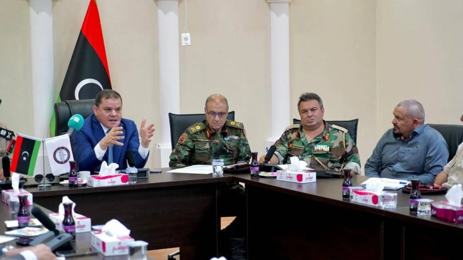 الدبيبة مجتمعاً مع قيادات عسكرية وأمنية لمتابعة الوضع المتوتر في مصراتة (مكتب الدبيبة الإعلامي)