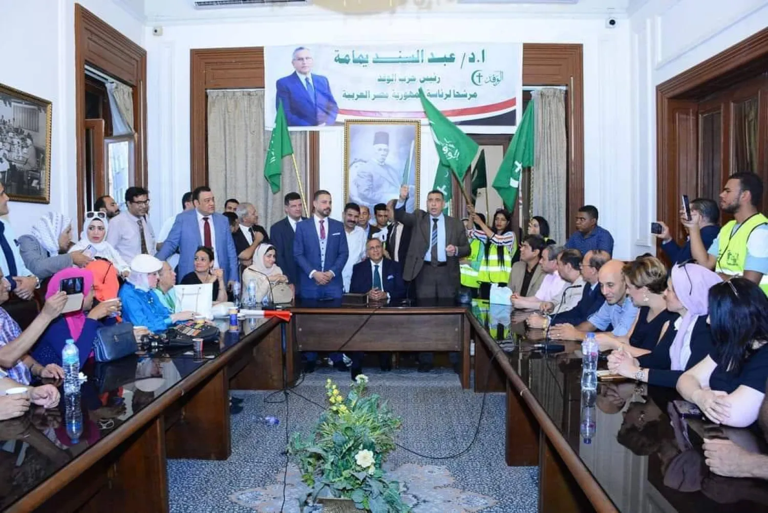 رئيس حزب «الوفد» عبد السند يمامة في اجتماع مع مؤيدي ترشحه للرئاسة (الصفحة الرسمية لحزب الوفد – فيسبوك)